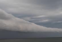 Temporale spettacolare su Pesaro: avvistata una suggestiva nube a mensola (FOTO)