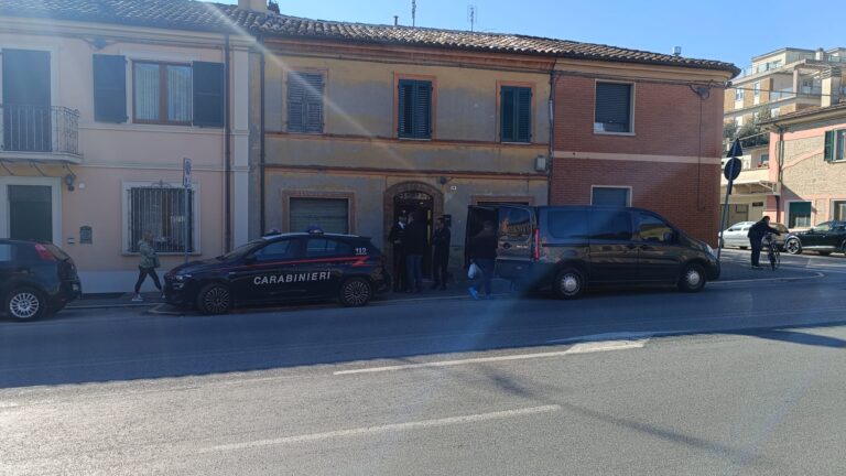Fano, accoltella genitori e fratellino. Il 21enne fermato: «Sono stato io»