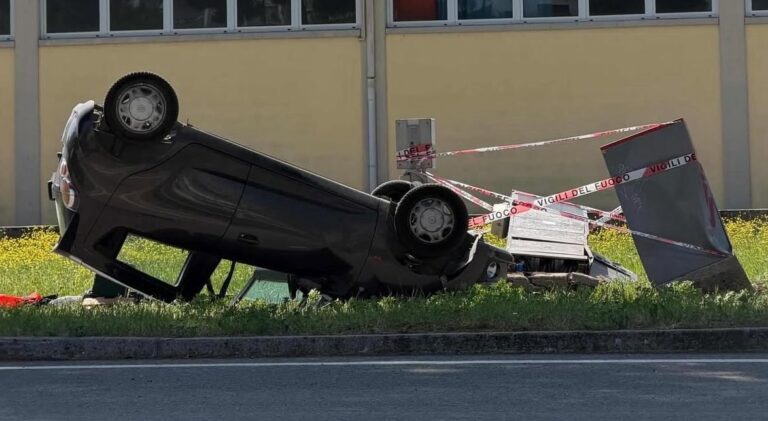 Pesaro, auto si ribalta a Villa Fastiggi: ferito un 50enne