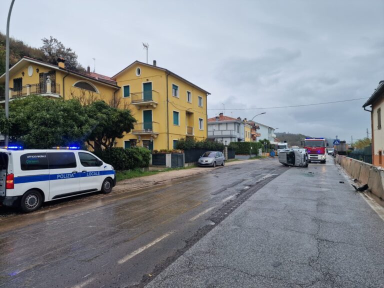 Fano, doppio incidente tra via Flaminia e SNAN: un’auto si ribalta, 75enne in ospedale