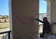 Vandali al cimitero di Pesaro, operai al lavoro per restituire decoro prima di Pasqua