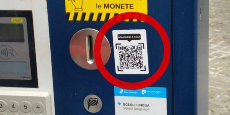 QR code fraudolenti sui parcometri di Pesaro: rischio furto dati, presentata denuncia