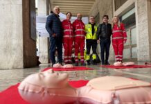 Pesaro rafforza la rete cardioprotetta: in piazza del Popolo il mass training su manovre salvavita e uso del defibrillatore