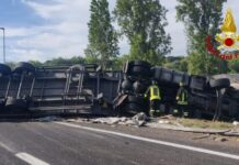 Camion si ribalta sull’A14 a Porto Recanati: due feriti e traffico rallentato