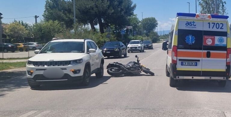 Fano, incidente tra auto e moto in via Chiaruccia: motociclista in ospedale