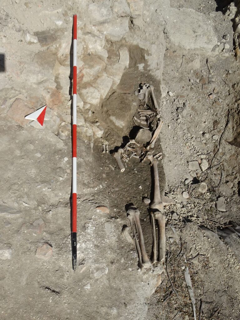 Dagli scavi in Piazza Costa emergono i probabili resti della pavimentazione della Basilica di Vitruvio