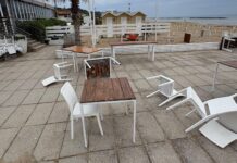 Tavoli ribaltati e bottiglie rotte: vandalismi nella notte al “Sottomare” di Fosso Sejore (FOTO)