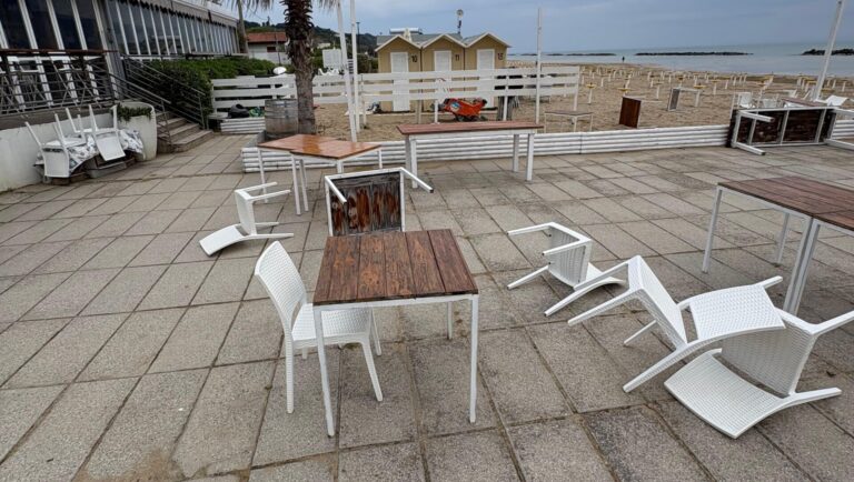 Tavoli ribaltati e bottiglie rotte: vandalismi nella notte al “Sottomare” di Fosso Sejore (FOTO)