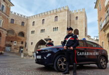 Fabriano, ubriaco minaccia il ristoratore con un coltello: disarmato dai Carabinieri