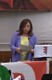 A una settimana dall'elezione di Stefano Marchegiani come nuovo presidente del Centro Studi Vitruviani, in sostituzione di Odino Zacchilli, a regnare sono confusione e indefinitezza. Questo avvicendamento, voluto dal Sindaco Serfilippi, appare sempre più chiaramente un'operazione condotta frettolosamente e con scarsa cura delle relazioni umane e istituzionali. Se il Sindaco della terza città delle Marche propone una nomina, è suo preciso dovere verificare l'assenza di incompatibilità tecniche prima e non dopo. Trovo sia una grave mancanza di rispetto esporre Marchegiani – che non ha ancora firmato l'accettazione – al rischio di un rifiuto imbarazzante per la città. È una sgarbo anche verso Zacchilli e verso il Centro Studi stesso, al quale questa amministrazione ha già ridotto sensibilmente i finanziamenti. Serfilippi ha agito con un "blitz" dando l’idea di voler defenestrare Zacchilli, che da oltre 15 anni garantisce un impegno serio e di spessore, senza rispettare i tempi di un graduale passaggio di consegne, necessario anche a Marchegiani per comprendere gli aspetti tecnici dell'ente. Sulla figura di Stefano Marchegiani la stima della comunità e del Partito Democratico è trasversale: le sue capacità sono indubitabili e avrebbe le carte in regola per proseguire l'ottimo lavoro svolto da chi lo ha preceduto. È chiaro che Serfilippi cerchi tra le nostre fila valori e competenze dimostrando che nella sua maggioranza scarseggiano, fatico a leggerlo però come un "abbordaggio a destra" – dato che Marchegiani ha sempre confermato la sua appartenenza al centrosinistra in tutti i passaggi elettorali – vedo piuttosto la fretta di individuare una figura nella nostra area politica a cui delegare le spinose scelte future legate ai recenti ritrovamenti della Basilica di Vitruvio e al cantiere archeologico in pieno centro storico. Pescare nel centrosinistra per gestire partite complicate e scaricare il peso delle decisioni sulle opposizioni: questo mi sembra il vero intento di un Sindaco che, di fronte alla prima scelta impopolare sul cantiere, il taglio dei tigli, ha già dimostrato scarse doti di gestione. Noi faremo la nostra parte attivamente, gli elementi per creare sinergie e aprire un "cantiere di idee" in città con le forze migliori, a partire da Marchegiani e Zacchilli, ci sono tutti. Dobbiamo comprendere e strutturare le prospettive di crescita della Fano romana (Centro Studi, Scavi della Basilica, Teatro Romano), alzando il livello del dibattito e della progettazione per attuare una nuova visione di città che armonizzi e valorizzi il nostro inestimabile patrimonio. Alla luce di ciò, credo sia necessario convocare la Commissione cultura quanto prima per chiarire lo stato delle cose al Centro Studi Vitruviani e accompagnare le scelte future con tutte le forze politiche che vorranno contribuire al bene dell’ente e della città. Sara Cucchiarini Segretaria PD Fano