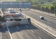 Camion si ribalta sull’A14 tra Pesaro e Fano: autostrada chiusa, conducente incastrato