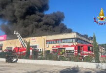 Ancona, incendio distrugge il capannone della “Cotteria Magrì” alla Baraccola