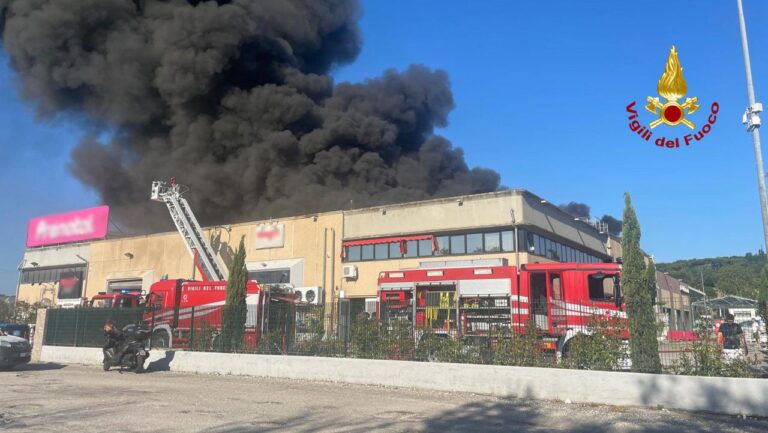 Ancona, incendio distrugge il capannone della “Cotteria Magrì” alla Baraccola