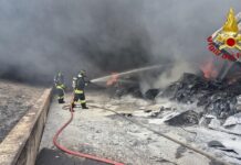 Maxi incendio in un capannone a Camerano: Vigili del Fuoco al lavoro per spengere le fiamme