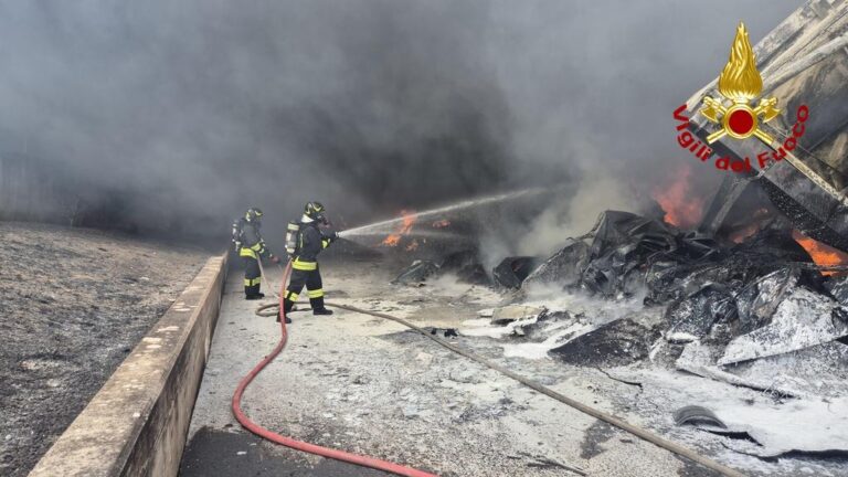 Maxi incendio in un capannone a Camerano: Vigili del Fuoco al lavoro per spengere le fiamme