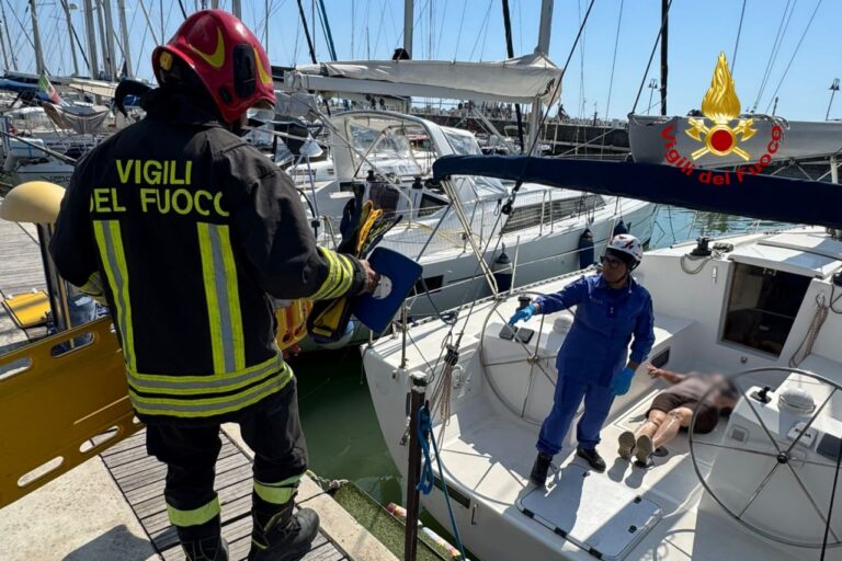 Incendio su una barca a vela nel porto di Senigallia: era un’esercitazione congiunta (FOTO)