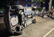 Fano – Schianto in via Battisti, auto si ribalta dopo aver colpito due pali