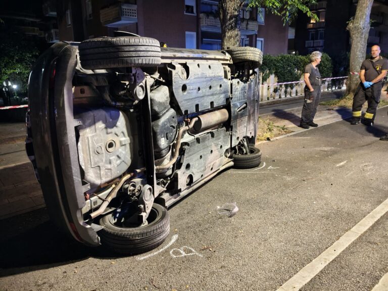 Fano – Schianto in via Battisti, auto si ribalta dopo aver colpito due pali