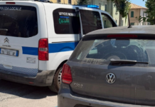 Fano, perde il controllo dello scooter e si schianta contro un’auto in sosta: donna in ospedale