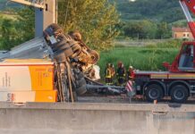 Camion ribaltato sull’A14, morto il conducente imprigionato tra le lamiere: chiuso il tratto tra Pesaro e Fano