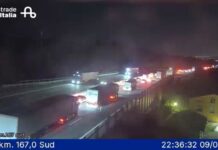 Camion si ribalta sulla A14 tra Pesaro e Fano, morto il conducente. Tratto riaperto alle 22:30