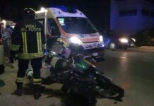 Incidente nella notte a Marotta, scontro tra auto e moto: una persona in codice rosso