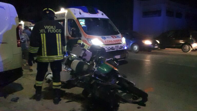 Incidente nella notte a Marotta, scontro tra auto e moto: una persona in codice rosso
