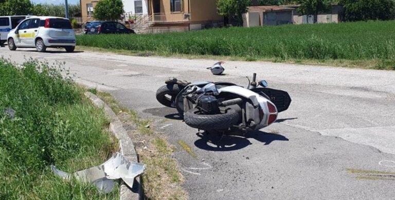 Fano – Scontro tra scooter e Panda delle Poste: 16enne soccorso con l’eliambulanza