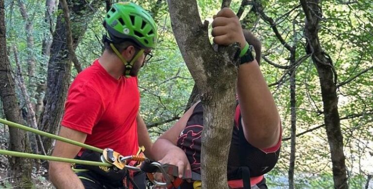 Bambino scivola in una scarpata, padre e madre intervengono per aiutarlo: tutti e tre recuperati dal Soccorso Alpino