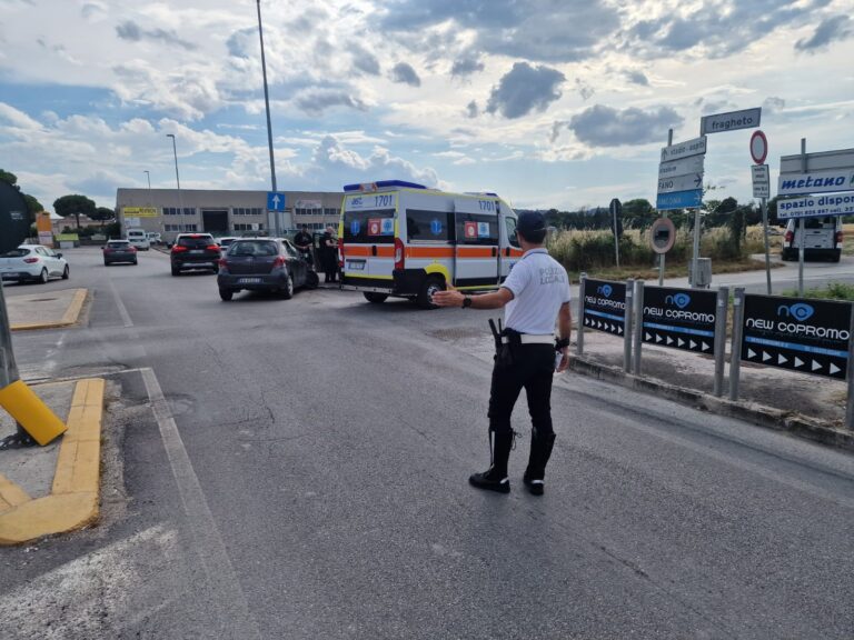 Fano – Scontro tra due auto all’incrocio tra via Fragheto e via delle Querce: una ragazza in ospedale
