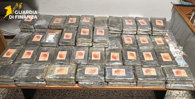Ancona – Maxi sequestro di cocaina: 111 chili nascosti nel doppiofondo di un TIR, tre arresti