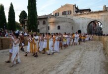 La Fano dei Cesari si accende il 4 luglio: mercato storico, fazioni e musica per l’apertura della XXII edizione