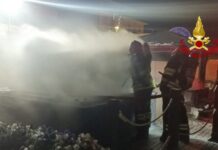 Incendio in uno stabilimento balneare a Torrette di Fano: danni alla struttura in legno