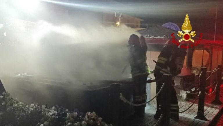 Incendio in uno stabilimento balneare a Torrette di Fano: danni alla struttura in legno