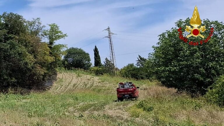 Incendio di vegetazione a Pesaro: fiamme nella zona della Torraccia, interessati 15.000 metri quadrati