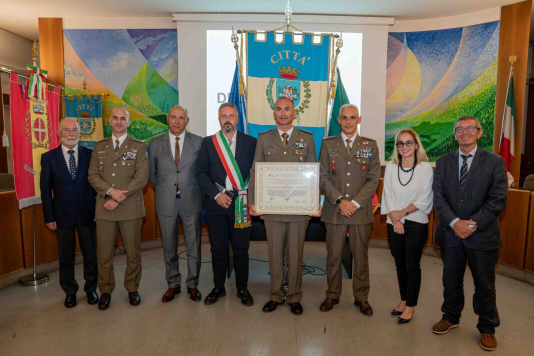 Foto 2 - La medaglia d'onore consegnata dal Sindaco di Levico Terme, dott. Gianni Beretta al Col. Marco Ferrara