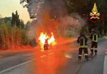Pesaro, scooter in fiamme in via Gagarin