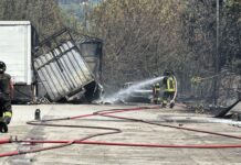 Pesaro, grosso incendio in Strada Montefeltro: distrutti tre camion e un’auto. In volo l’elicottero dei VVF