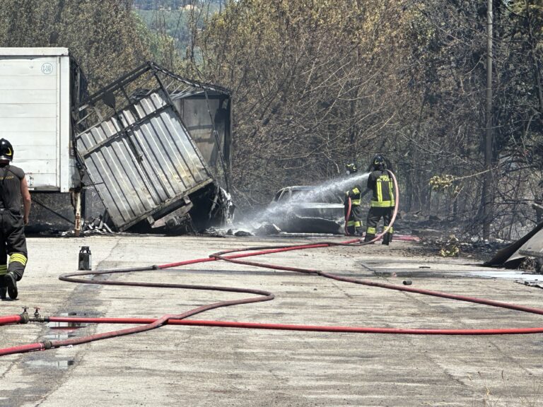 Incendio a Pesaro nella zona industriale: bruciato un ettaro, coinvolti rimorchi e un’auto (FOTO)