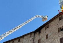 Amandola, incendio sul tetto di un convento: evacuate alcune religiose, nessun ferito