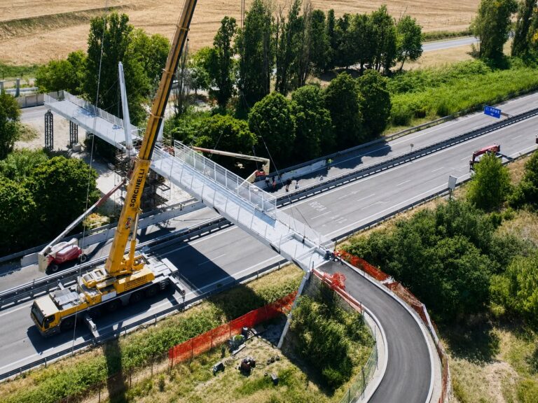 Ciclovia del Metauro, completato il varo del ponte ciclopedonale sopra la Superstrada