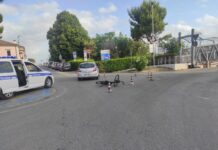 Incidente in rotatoria a Fano: auto urta una bici, ciclista al Pronto Soccorso