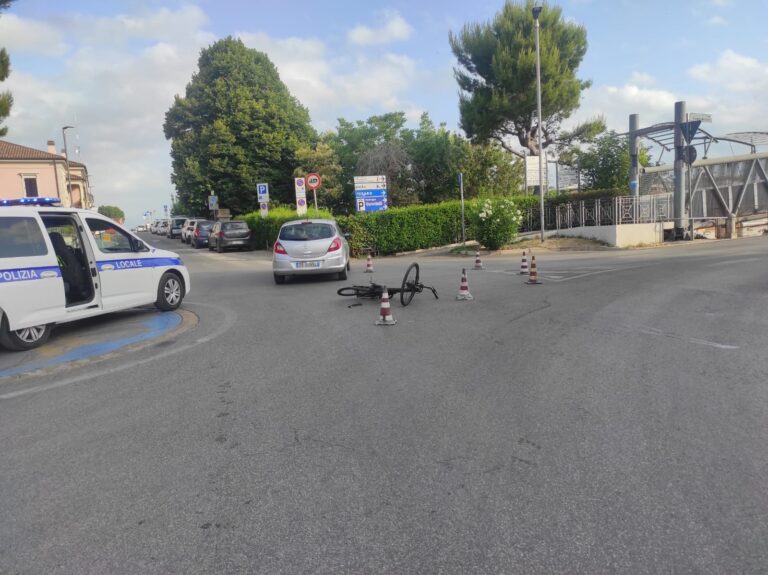 Incidente in rotatoria a Fano: auto urta una bici, ciclista al Pronto Soccorso