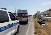 Fano, auto esce di strada e si ribalta lungo la SNAS
