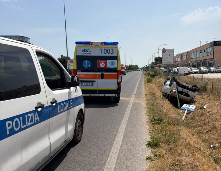 Fano, auto esce di strada e si ribalta lungo la SNAS