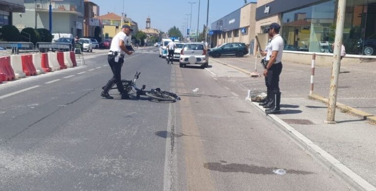 Fano, scontro tra auto e bici elettrica in via Pisacane: 80enne trasportato a Torrette in codice rosso