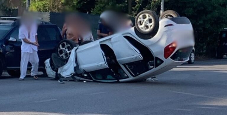 Fano, urta un’auto parcheggiata e si ribalta: ferita una donna
