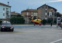 Pesaro – Elisoccorso atterra nei campi da basket al San Decenzio: 73enne soccorsa dopo essersi ferita in casa (VIDEO)