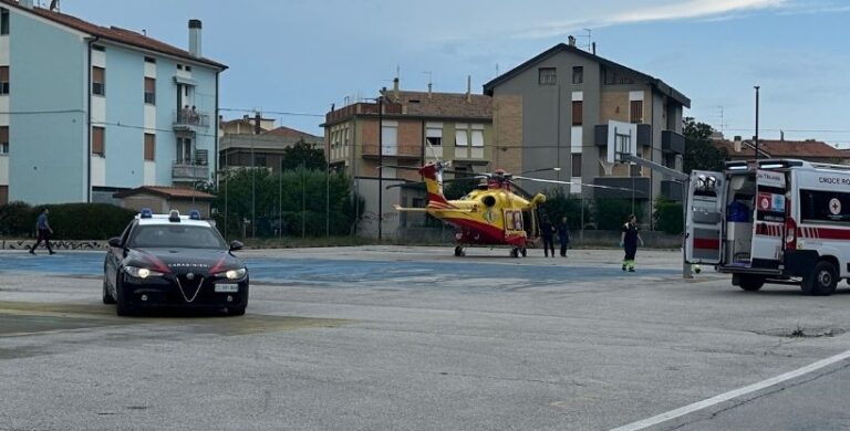 Pesaro – Elisoccorso atterra nei campi da basket al San Decenzio: 73enne soccorsa dopo essersi ferita in casa (VIDEO)