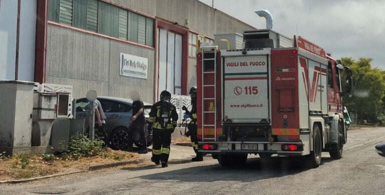 Principio d’incendio in un silos alla “FCT Italy Design” di Cerbara: intervento dei Vigili del Fuoco